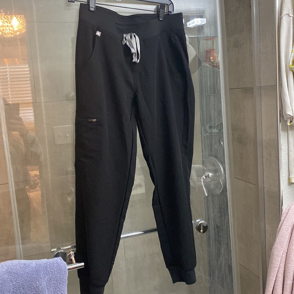 Figs size petite small black. Zamora technical collection.